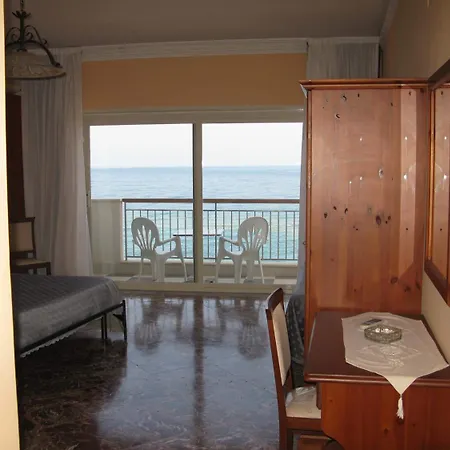 Costa Azzurra 2* جيارديني ناكسوس